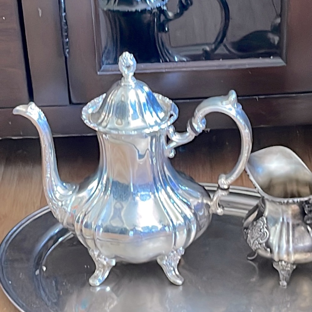 Vintage  silver  plated coffee pot w legs